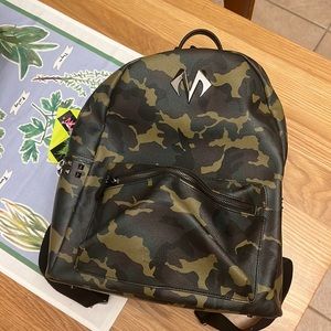 Extremely resistant leather backpack with laptop slip